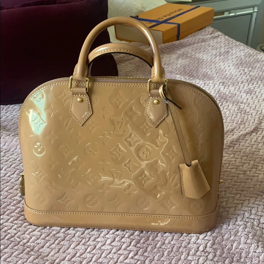 Louis Vuitton alma vernis pm in rose valour